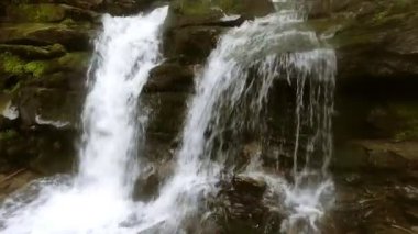 Güzel bir yer Shipot şelale Karpatlar, Ukrayna içinde. ağır çekim