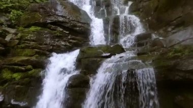 Güzel bir yer Shipot şelale Karpatlar, Ukrayna içinde. ağır çekim