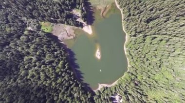 Lake Synevir Ukrayna Karpat Dağları'nda havadan görünümü