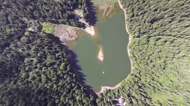 Vista aérea del lago Synevir en las montañas de los Cárpatos en Ucrania — Vídeos de Stock