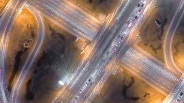 Gece şehir trafik Hyperlapse timelapse. Dikey havadan görünümü.