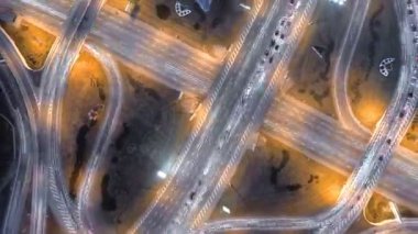 Gece şehir trafik Hyperlapse timelapse. Kiev, Ukrayna. Dikey havadan görünümü.