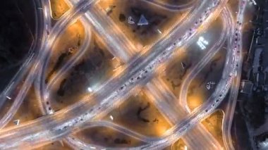 Gece şehir trafik Hyperlapse timelapse. Dikey havadan görünümü.