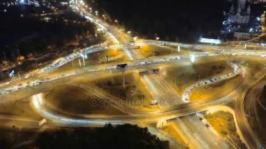 Gece şehir trafik Hyperlapse timelapse. Dikey havadan görünümü.