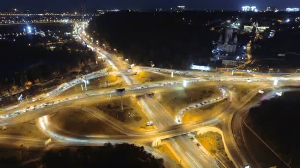 Hyperlapse 游戏中时光倒流的夜城市交通。基辅，乌克兰。垂直的鸟瞰图. — 图库视频影像