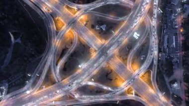 Gece şehir trafik Hyperlapse timelapse. Kiev, Ukrayna. Dikey havadan görünümü.