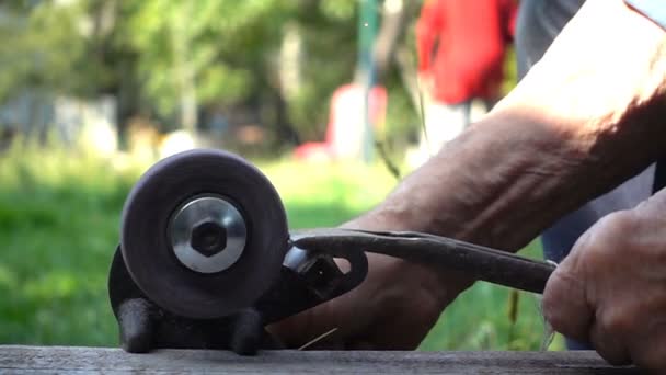 Працівник загострює інструмент. Робота на токарному верстаті . — стокове відео