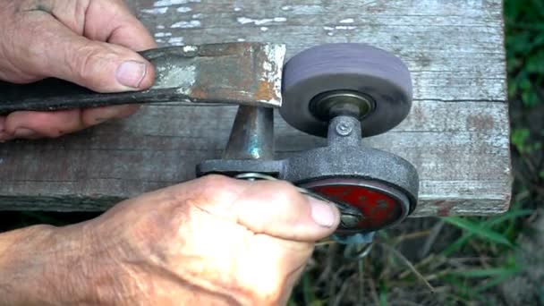 The worker sharpens the tool. Work on a sharpening machine. — Stock Video