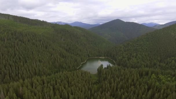 우크라이나의 카 르 파 티아 산맥에서 호수 Synevir의 항공 보기 — 비디오