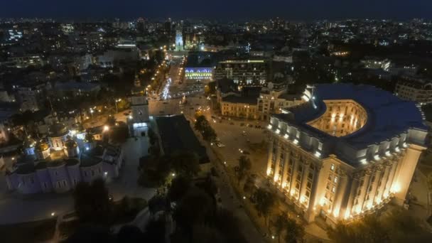Luftaufnahme der Kiewer Altstadt in der Nacht. Kiew, Ukraine. — Stockvideo