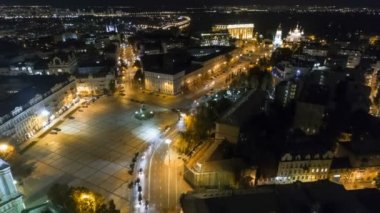 Kazaklar Komutan Bogdan Khmelnitsky anıt etrafında uçan.