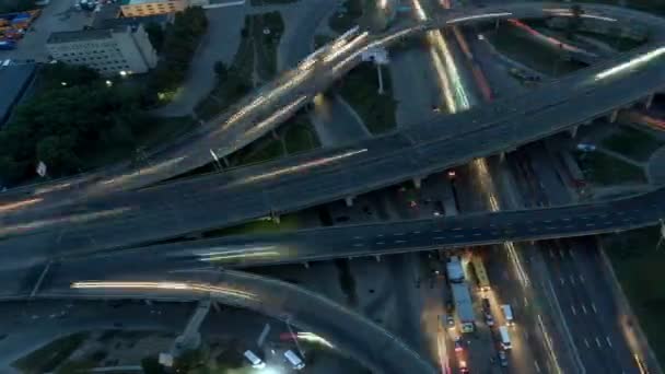 Vertikal uppifrån Flygfoto över trafiken på motorvägen interchange på natten. — Stockvideo