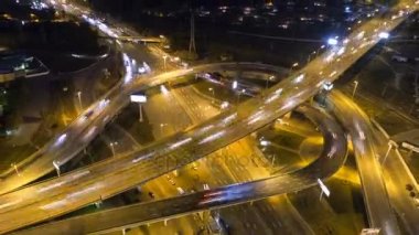 Çevre yolu Kavşağı trafik. Hava gece görünümü timelapse şehir trafik.