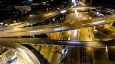 Çevre yolu Kavşağı geceleri üzerinde trafik havadan görünümü aşağı dikey üst.