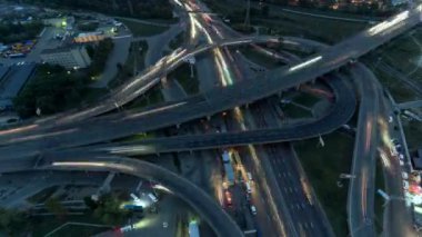 Çevre yolu Kavşağı geceleri üzerinde trafik havadan görünümü aşağı dikey üst.