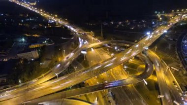 Çevre yolu Kavşağı trafik. Hava gece görünümü timelapse şehir trafik. UHD