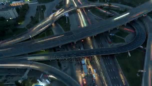 Verticale top-down luchtfoto van het verkeer op de snelweg interchange nachts. — Stockvideo