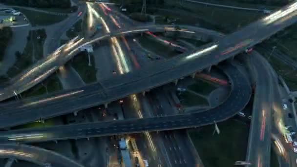 Vista aérea vertical de arriba hacia abajo del tráfico en el intercambio de la autopista por la noche . — Vídeo de stock