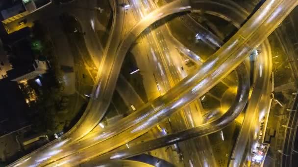 Tráfico en el intercambio de autopistas. Vista aérea nocturna timelapse tráfico de la ciudad. UHD — Vídeos de Stock