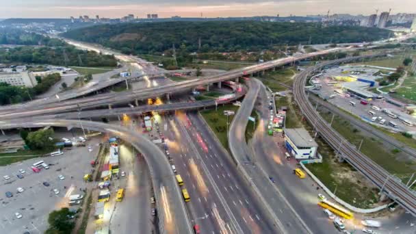 Forgalmat a autópálya csomópontnak. Légi éjszakai nézet timelapse városi forgalomban. Uhd — Stock videók