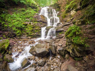 Güzel bir yer Shipot şelale Karpatlar, Ukrayna.