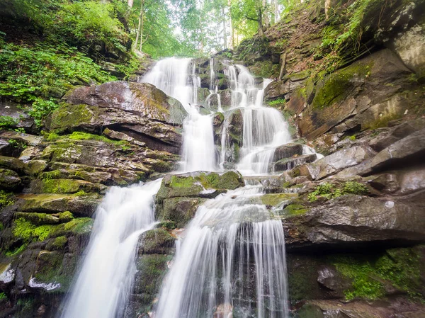 Güzel bir yer Shipot şelale Karpatlar, Ukrayna.