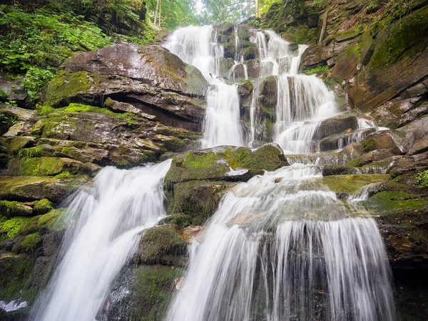 Güzel bir yer Shipot şelale Karpatlar, Ukrayna.