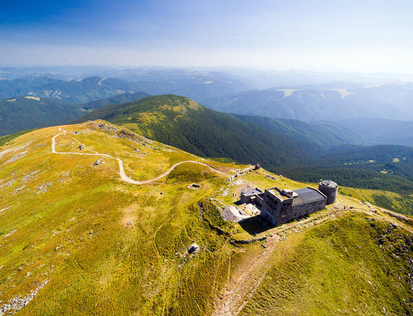 старая заброшенная обсерватория на горе Пип Иван в Карпатах, Украина
