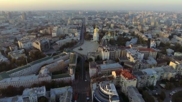 Střední část ukrajinské kapitálu s mnoha historickými budovami a srteets. — Stock video