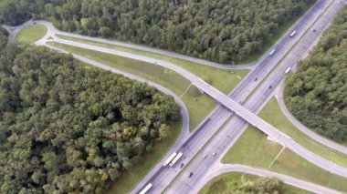Otoyol, otoyol trafik - kamyon ve araba yolda havadan çekim