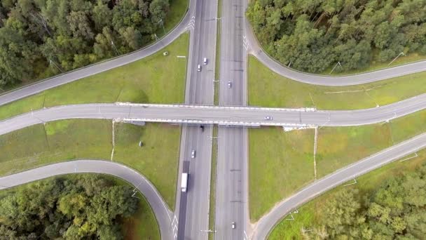 Vista aérea del tráfico en una carretera — Vídeos de Stock