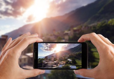 Seyahat kavramı. Eller fotoğraf Svaneti eski köyün Gürcistan'da yapma. Ortaçağ kulesi. Mestia