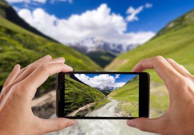 Seyahat kavramı. Eller fotoğraf olan buzul yapma. Üst Svaneti, Georgia. Kafkas Dağları