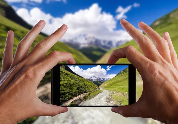 Concepto de viaje. Manos haciendo foto del glaciar Shkhara. Upper Svaneti, Georgia. Montañas del Cáucaso — Foto de Stock