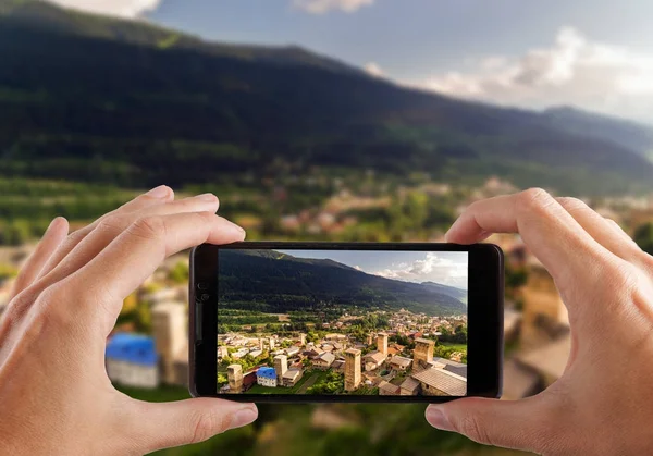 Seyahat kavramı. Eller fotoğraf Svaneti eski köyün Gürcistan'da yapma. Ortaçağ kulesi. Mestia