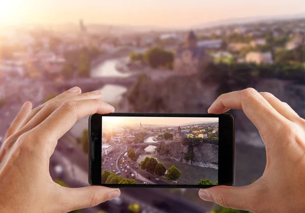 Concepto de viaje. Manos haciendo foto de TBILISI capital de Georgia . — Foto de Stock