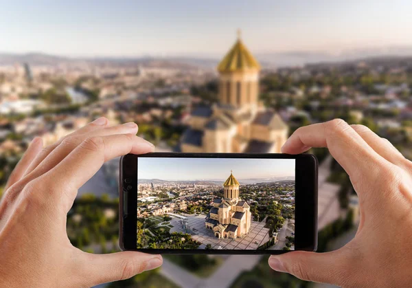 Concepto de viaje. Manos haciendo foto de TBILISI capital de Georgia . — Foto de Stock