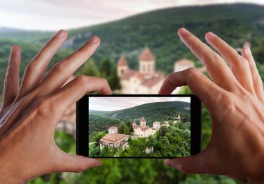 Seyahat kavramı. Eller fotoğraf eski manastır ormanlar, olarak da bilinen Motsameta, Gürcistan gizleme yapma