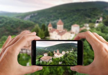 Seyahat kavramı. Eller fotoğraf eski manastır ormanlar, olarak da bilinen Motsameta, Gürcistan gizleme yapma