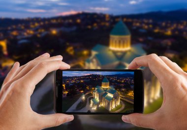 Seyahat kavramı. Eller fotoğraf Bagrati Katedrali Kutaisi Merkezi, Georgia yapım