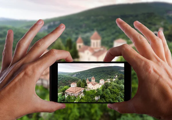 Seyahat kavramı. Eller fotoğraf eski manastır ormanlar, olarak da bilinen Motsameta, Gürcistan gizleme yapma