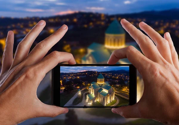 Concepto de viaje. Manos haciendo foto de la catedral de Bagrati en el centro de Kutaisi, Georgia — Foto de Stock