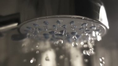 Banyoda duş başlığı. Ağır çekim