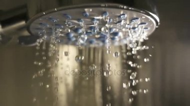 Banyoda duş başlığı. Ağır çekim