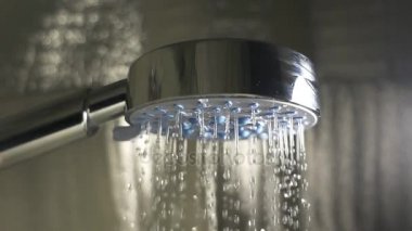 Banyoda duş başlığı. Ağır çekim