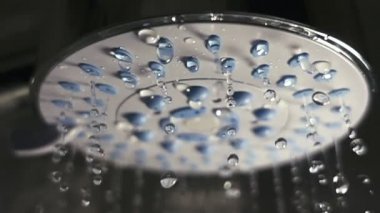 Banyoda duş başlığı. Ağır çekim