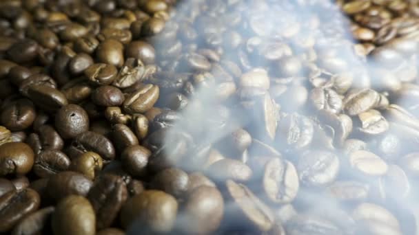 Аромат кофе, жареная кофейная зёрна, поднимающийся дым — стоковое видео