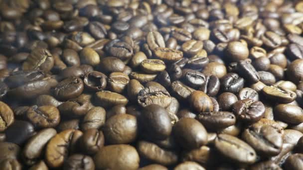 Aroma von Kaffee, gerösteten Kaffeebohnen, aufsteigender Rauch — Stockvideo