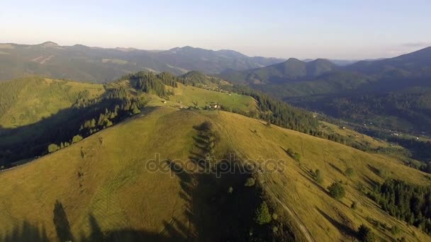 Вид с воздуха. Летающие над высокими горами — стоковое видео