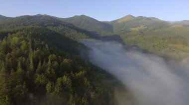 Havadan görünümü. Yüksek dağların güzel bulutların üzerinden uçan